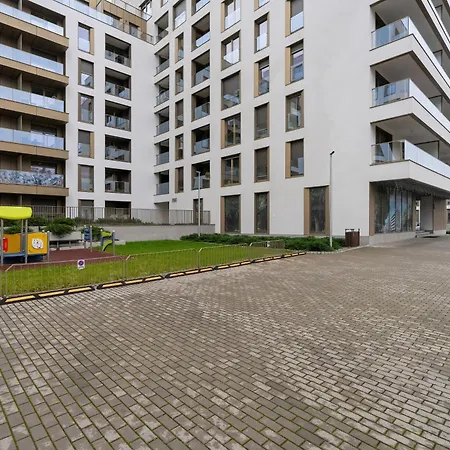 Center With Free Garage By Renters شقة