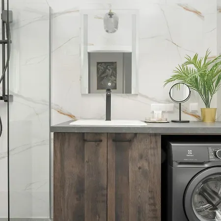 Center With Free Garage By Renters بوزنان