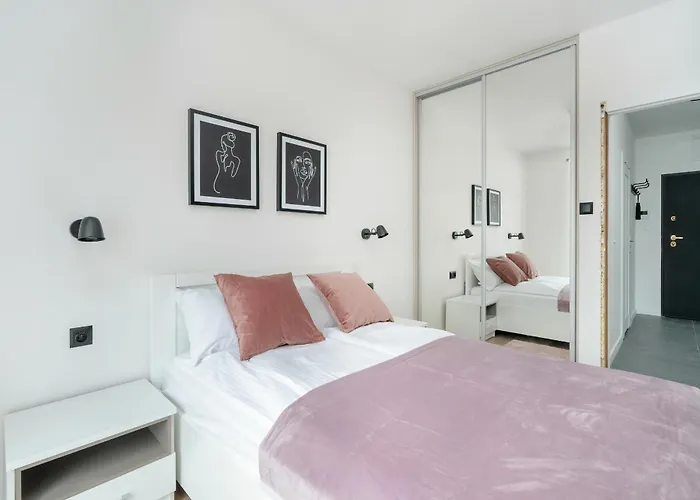 Center With Free Garage By Renters Apartment *